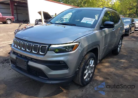 2022 Jeep Compass Latitude Lux 4X4 z USA, uszkodzony, nr VIN 3C4NJDFB4NT207018